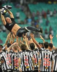 开云-米涅罗时隔50年巴甲夺冠！山东旧帅抱上海旧将大腿